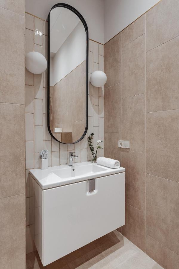 New! Luxury Apartment In The Center Of Odessa Overlooking Deribasovskaya Str. Low Price! Bagian luar foto