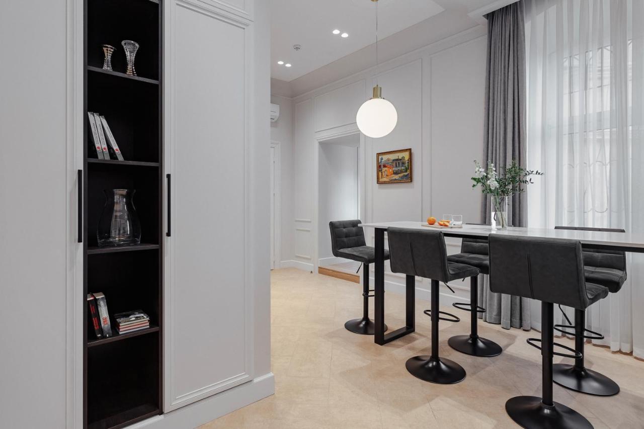 New! Luxury Apartment In The Center Of Odessa Overlooking Deribasovskaya Str. Low Price! Bagian luar foto